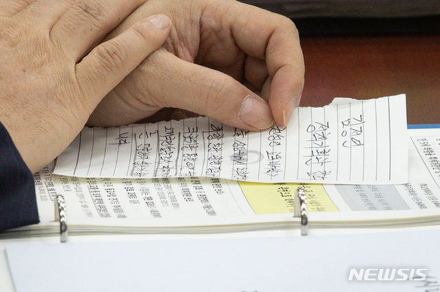 ▲ 장상윤 교육부 차관이 9일 서울 여의도 국회에서 열린 교육위원회 전체회의에 출석해 권성연 대통령실 교육비서관의 이름이 적힌 쪽지를 건네 받고 있다. 이 쪽지에는 '오늘 상임위에서 취학연령 하향 논란 관련 질문에 국교위를 통한 의견 수렴, 대국민설문조사, 학제개편은 언급하지 않는게 좋겠습니다'라고 쓰여 있다. ⓒ뉴시스