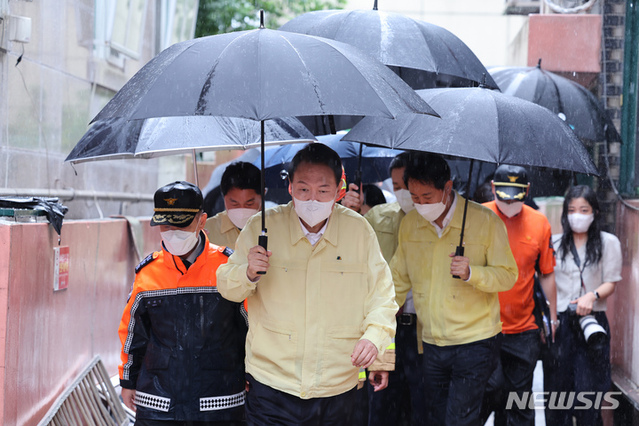 ▲ 윤석열 대통령이 9일 오전 서울 관악구 신림동 침수 피해 사망사고가 발생한 빌라를 방문하고 있다.ⓒ뉴시스