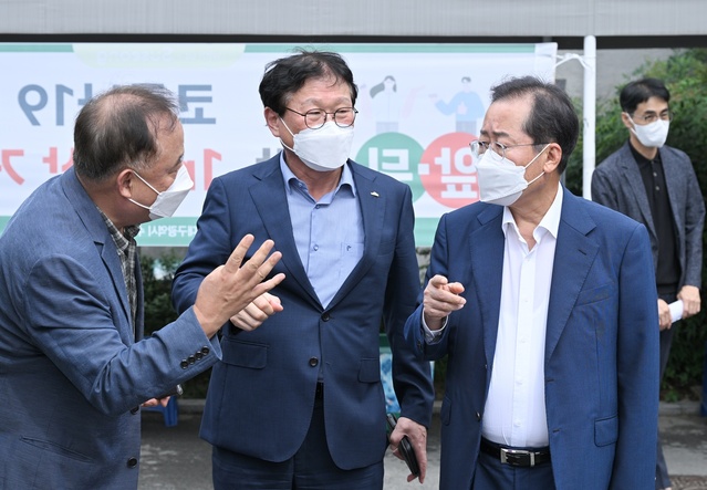 ▲ 홍준표 대구시장(오른쪽)은 수성구보건소 선별진료소를 찾아 코로나19 6차 재유행에 따른 지역 보건소의 대응 현장을 직접 둘러보고, 연이은 폭염 속에서도 코로나19 대응에 노고가 많은 직원들을 격려했다.ⓒ대구시