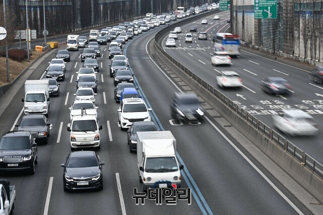 ▲ 차들이 도로 위를 달리고 있다. ⓒ뉴데일리 DB