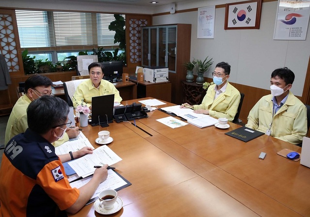 ▲ 김태흠 충남도지사가 10일 오전 도청에서 휴가를 반납한 채 집중호우와 관련해 긴급 회의를 하고 있다.ⓒ충남도