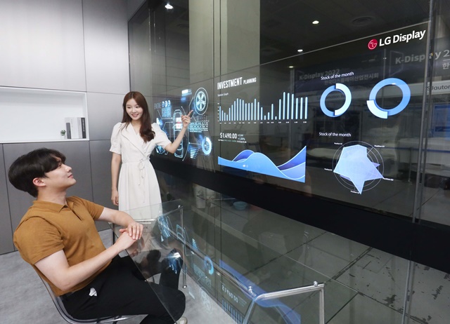 10일 서울 코엑스에서 열린 'K-디스플레이 2022'에서 LG디스플레이 모델이 '회의실용 투명 OLED 솔루션(모델명: E 크리스탈)'을 사용하고 있다. ⓒLG디스플레이