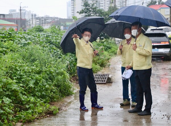 ▲ 최충규 대전 대덕구청장이 10일 호우경보가 발효됨에 따라 지역 내 집중호우 피해 우려 지역에 대한 긴급 현장점검을 하고 있다.ⓒ대전대덕구