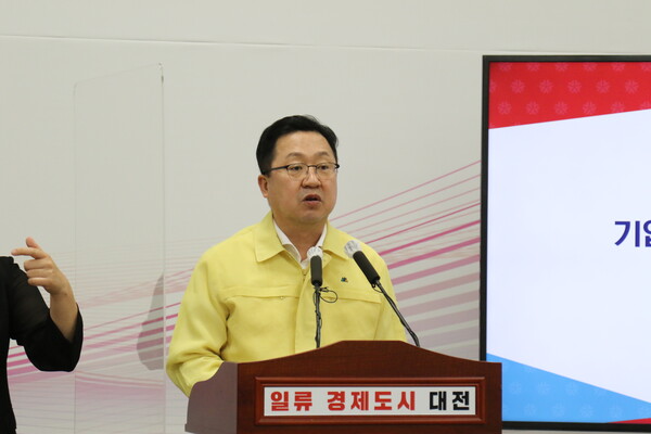 ▲ 이장우 대전시장은 10일 대전시청 브리핑을 통해 청년지원 정책 확대 개편과 월세 지원 강화 등을 약속하고 있다.ⓒ대전시