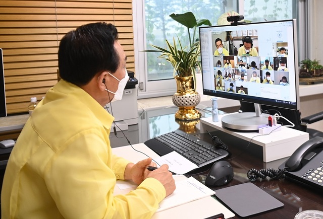 ▲ 백성현 논산시장이 10일 오전 시청 시장실에서 긴급 읍·면·동장 영상회를 주재하고 있다.ⓒ논산시