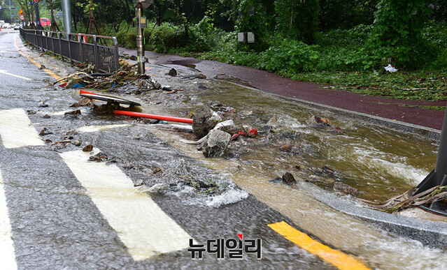 지난 8일 집중호우로 인해 서울 지역 곳곳에서 피해가 발생한 모습. ⓒ정상윤 기자