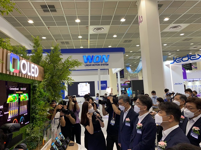 ▲ 10일 서울 코엑스에서 열린 'K-디스플레이'에 참석한 정호영 LG디스플레이 사장이 삼성디스플레이 부스를 둘러보고 있는 모습. ⓒ이성진 기자