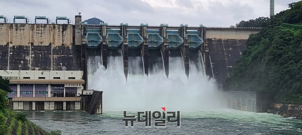 ▲ 한국수자원공사 충주권지사는충주댐 6개 수문을 모두열고 물을 방류하고 있다.ⓒ뉴데일리D/B