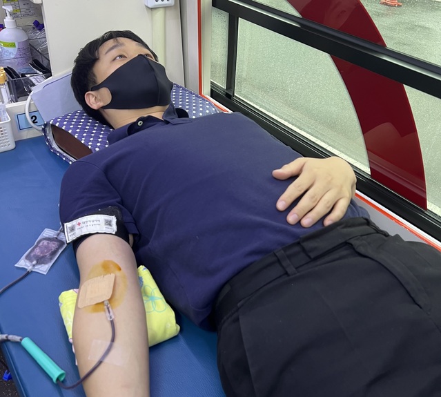 ▲ 세종시교육청 한 직원이 제2회 헌혈의 날 행사에 동참하고 있다.ⓒ세종교육청