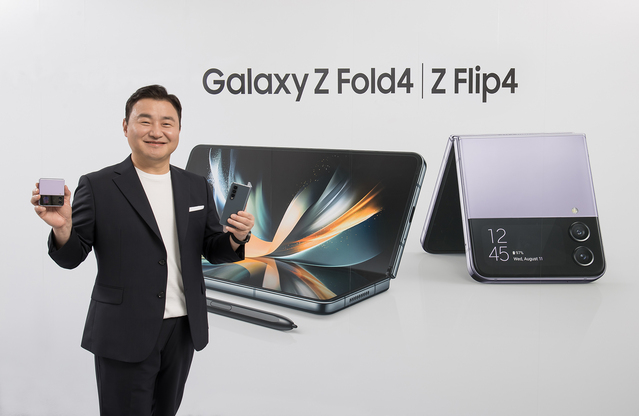 ▲ 10일(한국시간) '삼성 갤럭시 언팩 2022 (Samsung Galaxy Unpacked 2022: Unfold Your World)에서 삼성전자 MX사업부장 노태문 사장이 차세대 폴더블 스마트폰 '갤럭시 Z 플립4(Galaxy Z Flip4)'와 '갤럭시 Z 폴드4(Galaxy Z Fold4)'를 소개하고 있다. ⓒ삼성전자