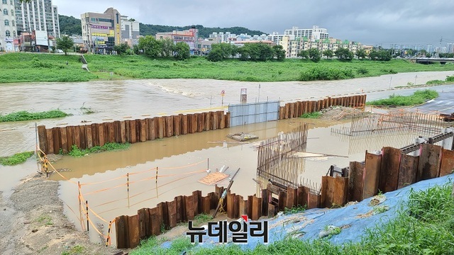 ▲ 충북 청주 무심천 하상도로가 10일 집중호우로 통제된 가운데 무심천의 물이 크게 불어났다. 무심천 제방 공사 현장이 집중호우가 쏟아지면서 물에 잠겨 있다.ⓒ김정원 기자