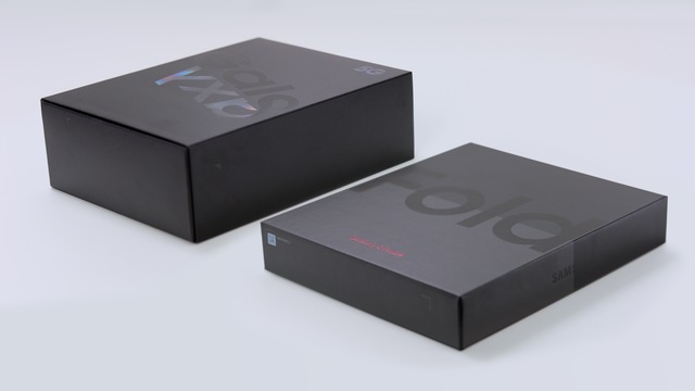 ▲ 갤럭시 Z 폴드(좌)와 갤럭시 Z 폴드4(우) 패키지 비교 ⓒ삼성전자