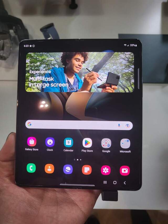 ▲ 갤럭시 Z 폴드4를 펼쳤을때 내부 디스플레이 모습 ⓒ장소희 기자