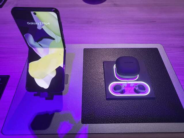 ▲ 갤럭시 Z 플립4와 갤럭시 버즈2 프로 ⓒ장소희 기자