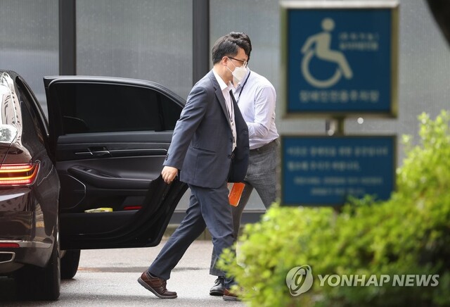 ▲ 김진욱 공수처장이 10일 오전 정부과천청사 내 공수처로 출근하고 있다. ⓒ연합뉴스