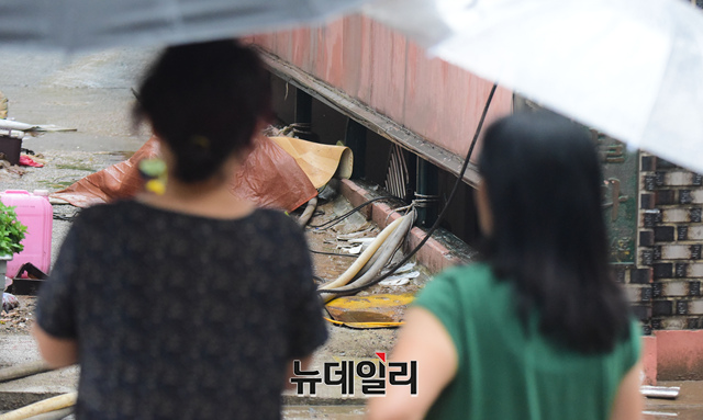 지난 8일 서울에 내린 기록적인 폭우로 서울 관악구 신림동 반지하 방에 살던 일가족 세 명이 숨지는 사고가 발생한 가운데 9일 주민들이 사고 현장을 지켜보고 있다. ⓒ이종현 기자