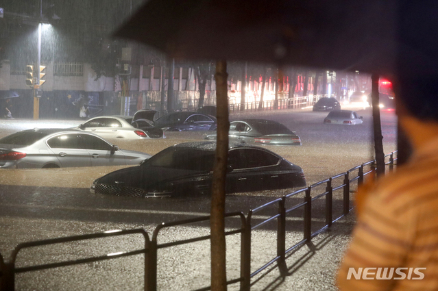 ▲ 서울과 경기북부 등 수도권에 폭우가 내린 8일 오후 서울 강남구 일대 도로가 침수돼 차량이 잠겨 있다.ⓒ뉴시스