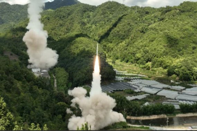 ▲ 지난 4일 대만 포위 훈련 중 중국군이 단거리 탄도미사일을 발사하는 모습. ⓒ뉴시스. 무단전재 및 재배포 금지.