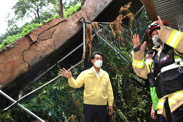 ▲ 오세훈(왼쪽) 서울시장이 지난 9일 집중호우로 피해가 발생한 서울 동작구 사당동의 한 아파트를 찾아 축대 붕괴현장을 살피고 있다. ⓒ서울시 제공