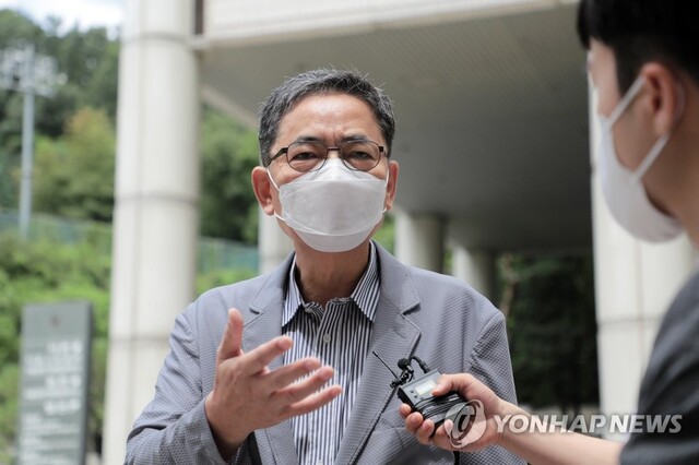 ▲ 대장동 개발사업에 도움을 주고 뇌물을 수수한 혐의로 기소된 곽상도 전 국회의원이 10일 서울 서초동 서울중앙지법에서 열린 공판에 출석한 뒤 나오며 기자의 질문에 답하고 있다. ⓒ연합뉴스