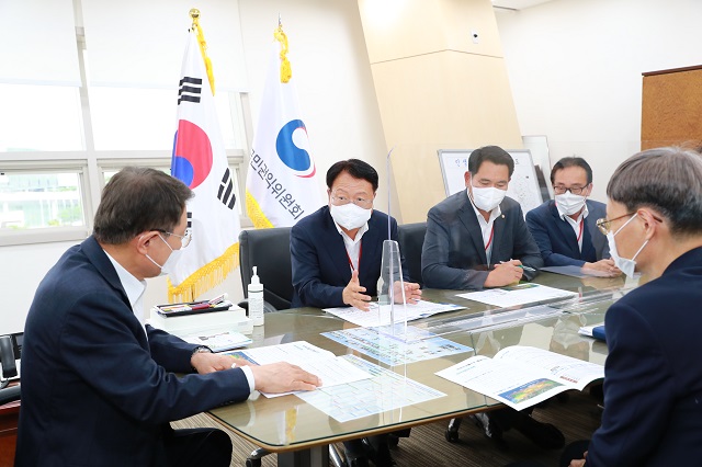 ▲ 울진군은 10일 국민권익위원회 세종청사에서 죽변비상활주로 폐쇄이전을 위한 논의를 가졌다.ⓒ울진군