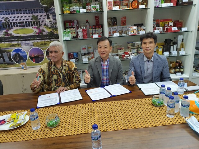 ▲ 대구시 자카르타사무소는 7월 30일에 지역 친환경 모빌리티용 배터리 시스템 전문기업인 ㈜HMG사와 인도네시아 람풍주 상공회의소와 3자 간 전기차 클러스터 사업을 위한 전략적 업무협약(MOU)을 체결했다.ⓒ대구시