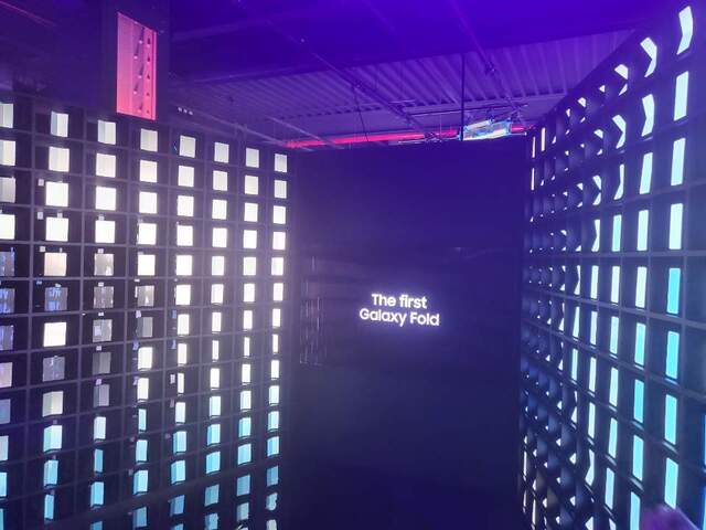 ▲ 삼성 갤럭시 체험관 내부 갤럭시 Z 폴드4 수십대로 꾸민 입구 공간 모습 ⓒ장소희 기자