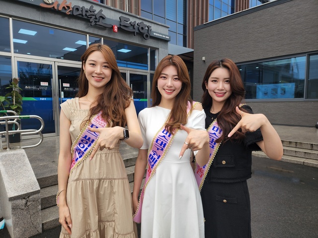 ▲ 2022 미스코리아 대구 진 박주은(가운데·22), 선 김민지(오른쪽·24), 미 박지호(20) 씨가 ‘럭키 칠곡’ 포즈를 취하고 있다.ⓒ칠곡군
