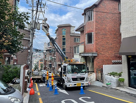 ▲ 지난 4일 다세대주택이 몰려 있는 서울 관악구 행운동에 변압기 고장으로 정전사고가 발생했다. 다음 날 오전 복구작업 중인 한전.ⓒ제보자