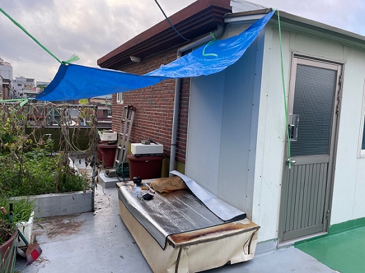 ▲ 지난 4일 발생한 서울 관악구 행운동 정전사고로 더위를 피해 옥상에 임시 잠자리를 마련한 모습.ⓒ제보자