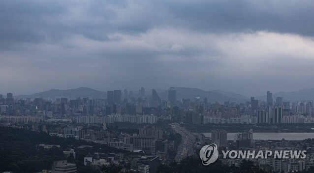 ▲ 서울 남산에서 바라본 용산과 강남 일대에 짙은 구름이 드리워져 있다. 220808 ⓒ연합뉴스