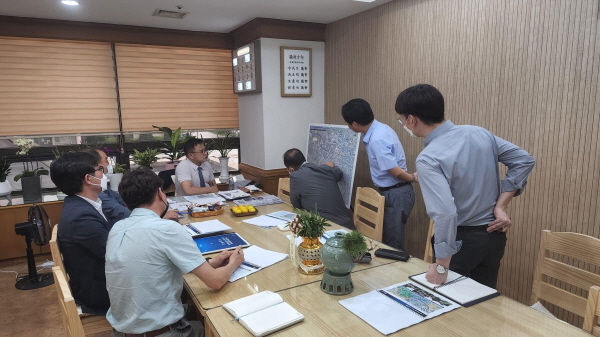 ▲ 박해수 의장은 시 관계자들과 수해 위험지역을 점검하고 대책을 논의했다.ⓒ충주시의회