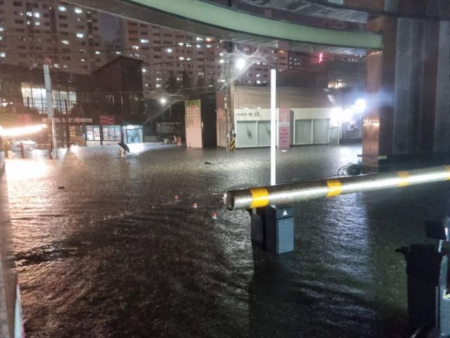 ▲ 지난 10일 오후 8시쯤 침수 피해를 입은 충북 청주시 흥덕구 복대동 지웰홈즈 아파트 주변 모습.ⓒ충북도소방본부