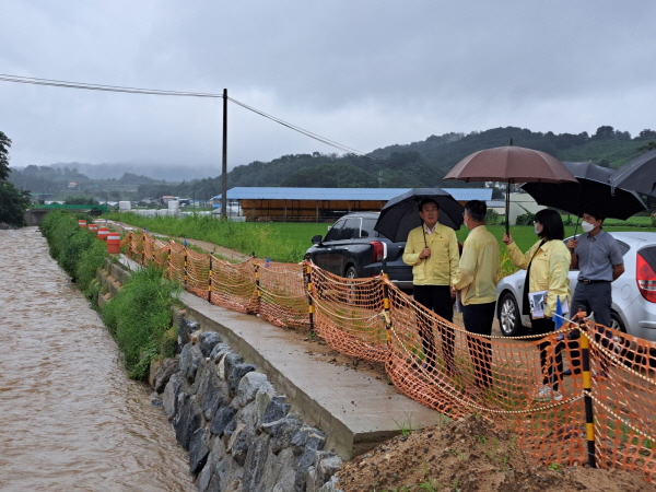 ▲ 조길형 시장이 엄정면 탄방천을 방문해 현장점검을 실시했다.ⓒ충주시