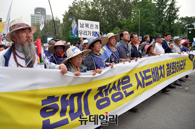 ▲ 2017년 6월 서울광장에서 열린 사드배치 반대시위 참가자들이 종로 주한미국대사관으로 행진하고 있다. ⓒ뉴데일리DB