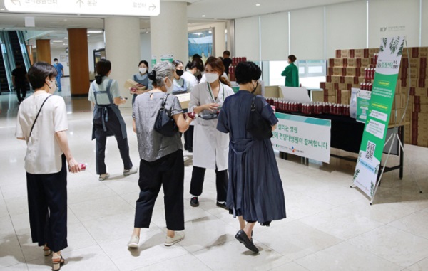 ▲ 건양대병원 배장호 의료원장과 임직원 등 20여 명이 11일 병원로비에서 환자들과 내원객을 대상으로  플라스틱 사용을 줄이자는 의미의 ‘NO 플라스틱 켐페인’을 진행하고 있다. ⓒ건양대병원