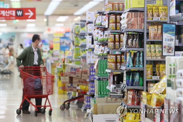 ▲ 대형마트에서 장을 보고 있는 시민. 치솟는 물가로 시민들의 부담이 더욱 커졌다. ⓒ연합뉴스