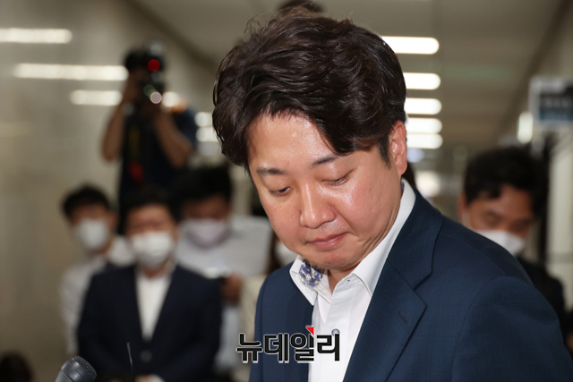 ▲ '성상납 증거인멸 교사' 의혹을 받고 있는 이준석 국민의힘 대표가 7일 오후 국회에서 열린 중앙윤리위원회에 출석하고 있다.ⓒ이종현 기자