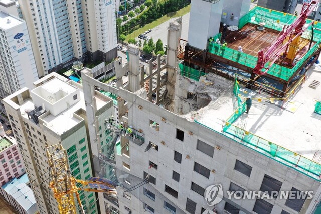 ▲ 철거 작업이 진행 중인 광주 서구 '화정 아이파크' 붕괴사고 현장. 220706 ⓒ연합뉴스