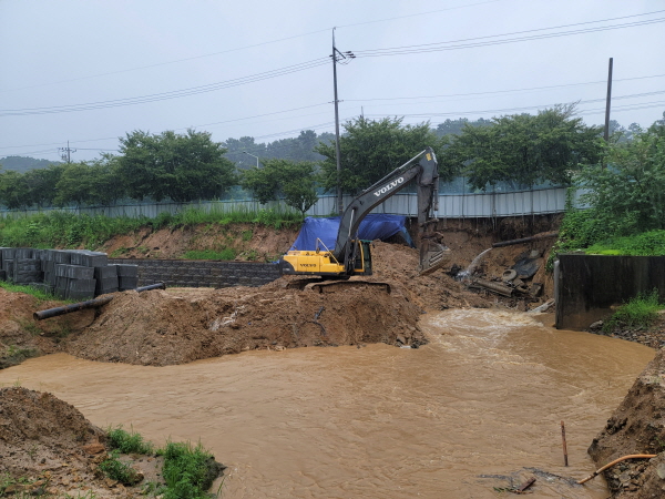▲ 충주시는 화물차공영차고지 공사 현장에서 배수관이 파열되자 긴급복구하고 있다.ⓒ충주시