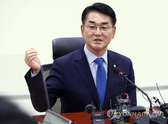 ▲ 더불어민주당 박용진 당 대표 후보가 11일 오전 국회 의원회관에서 기자간담회를 하고 있다.ⓒ연합뉴스