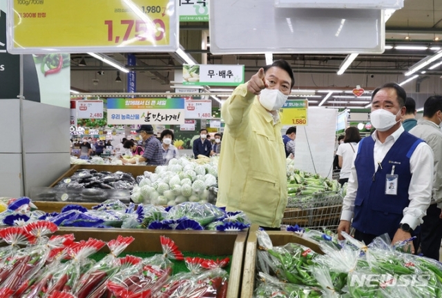 ▲ 윤석열 대통령이 11일 서울 서초구 양재동 하나로마트 양재점에서 채소 물가 상황을 점검하고 있다. ⓒ뉴시스