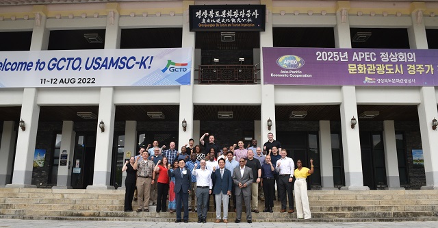 ▲ 김성조 사장(첫째줄 오른쪽 세번째)과 주낙영 경주시장(첫째줄 오른쪽 첬번째)이 캠프캐럴 지휘관들과 기념촬영을 하고 있다.ⓒ경북관광공사