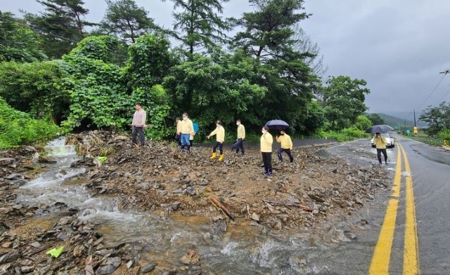 ▲ 충북 괴산군 청안면에서 산사태가 발생해 인근 19번 국도로 자갈과 토사가  쏟아져 내렸다.ⓒ독자제공