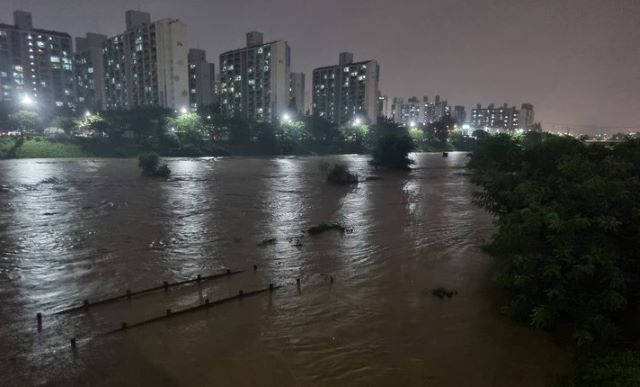 ▲ 지난 10일 밤 10시30분께 홍수주의보가 내려진 충북 청주시 무심천에 수위가 올라 세차게 흐르고 있다.ⓒ독자제공