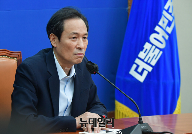 ▲ 코로나19 확진 후 자택 격리를 마친 우상호 더불어민주당 비상대책위원장이 11일 오후 국회에서 열린 기자간담회에 모두발언을 하고 있다.ⓒ이종현 기자