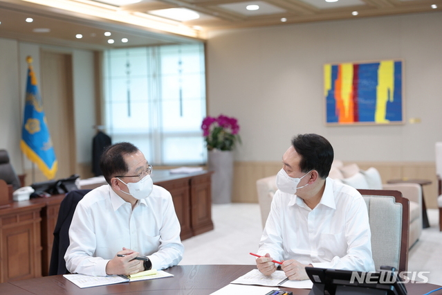 ▲ 윤석열 대통령이 11일 오후 서울 용산 대통령실에서 조승환 해양수산부 장관으로부터 업무보고를 받고 있다.ⓒ뉴시스(사진=대통령실 국민소통관실)