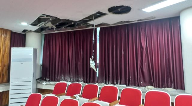 ▲ 천장텍스가 떨어져 나간 동주초등학교 시청각실.ⓒ충북교육청