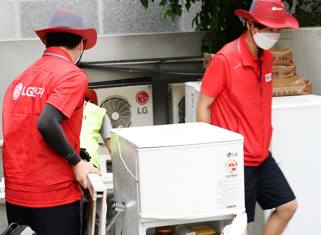 ▲ 11일 LG전자 서비스 매니저들이 수해로 피해를 입은 가구에 방문해 가전을 수리하고 있다. ⓒLG