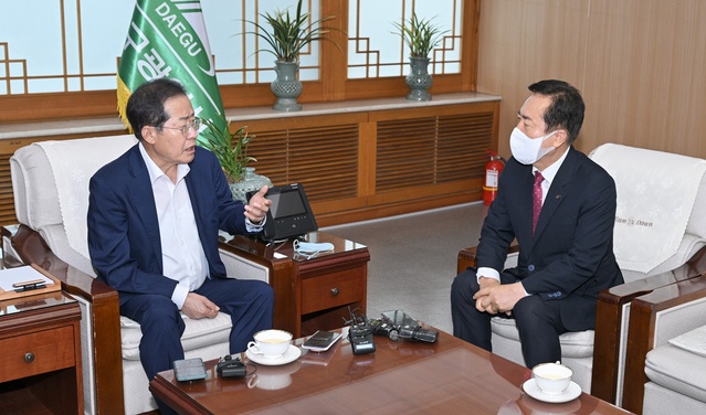 ▲ 홍준표 대구시장(왼쪽)과 권기창 안동시장은 11일 대구시 산격청사에서 첫 만남을 갖고 양 도시 간 상생협력 차원에서 낙동강 상류 댐 원수를 대구시가 이용하는데 원칙적으로 협력한다는 서로의 입장을 확인했다.ⓒ대구시